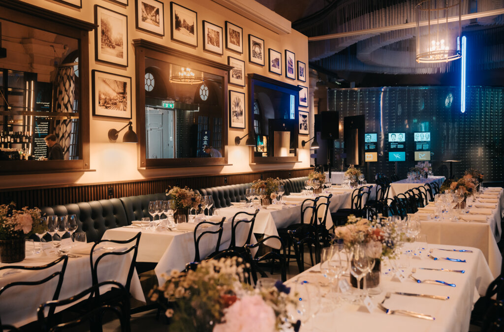 Dukade bord med vita dukar i Bistro Nobel