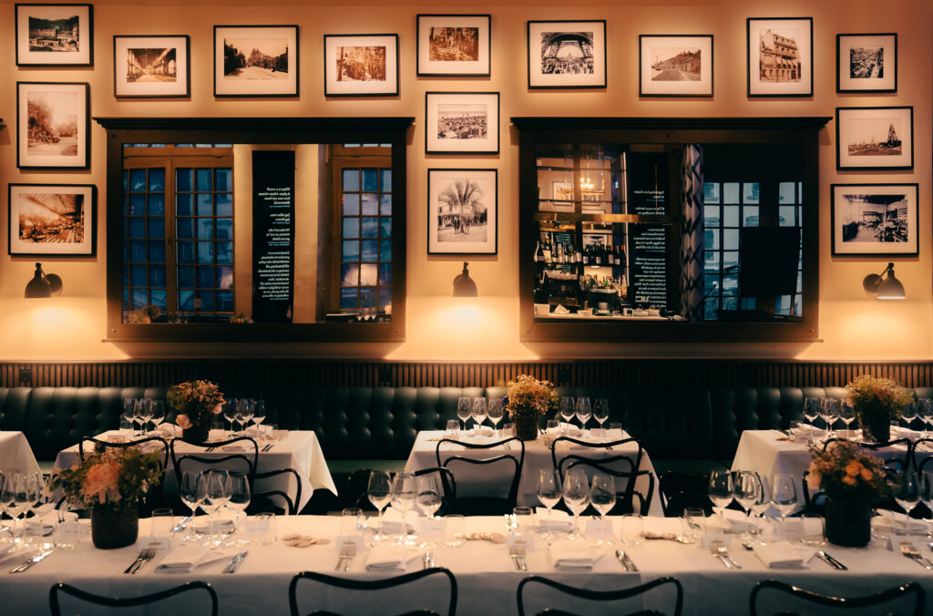 Dukade bord med vita dukar ocg blommor, i Bistro Nobel under ett företagsevent