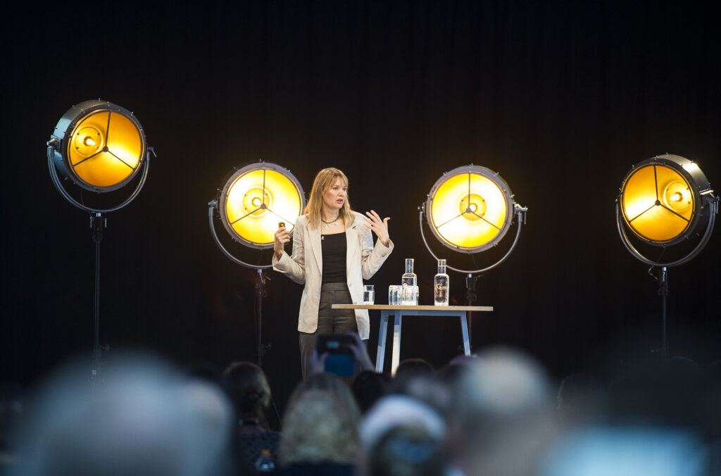 Emma Frans pratar på scen