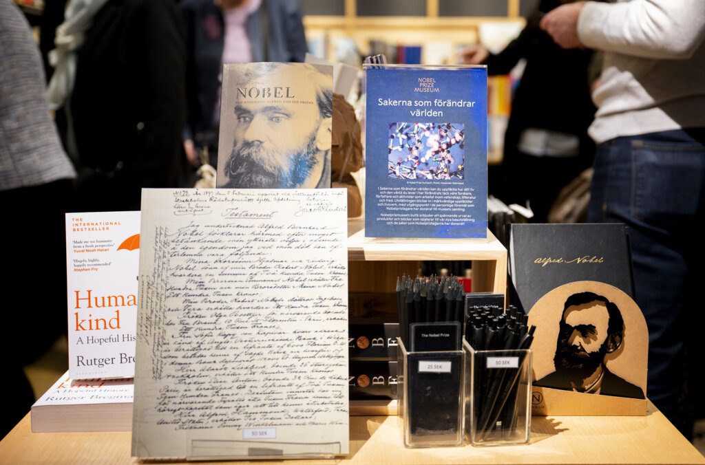 Fotografi på böcker, chokladmedljer och annat som går att köpa i museets butik.