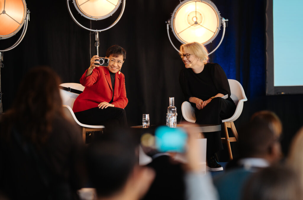 Journalisten och Nobelpristagaren Maria Ressa sitter på en scen tillsammans med Carin Klaesson. De tar en bild på sig själva.
