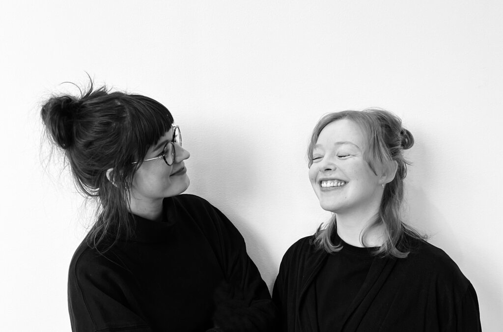 Svartvit bild på konstnärerna Annelie Wihlborg och Fanny Johansson