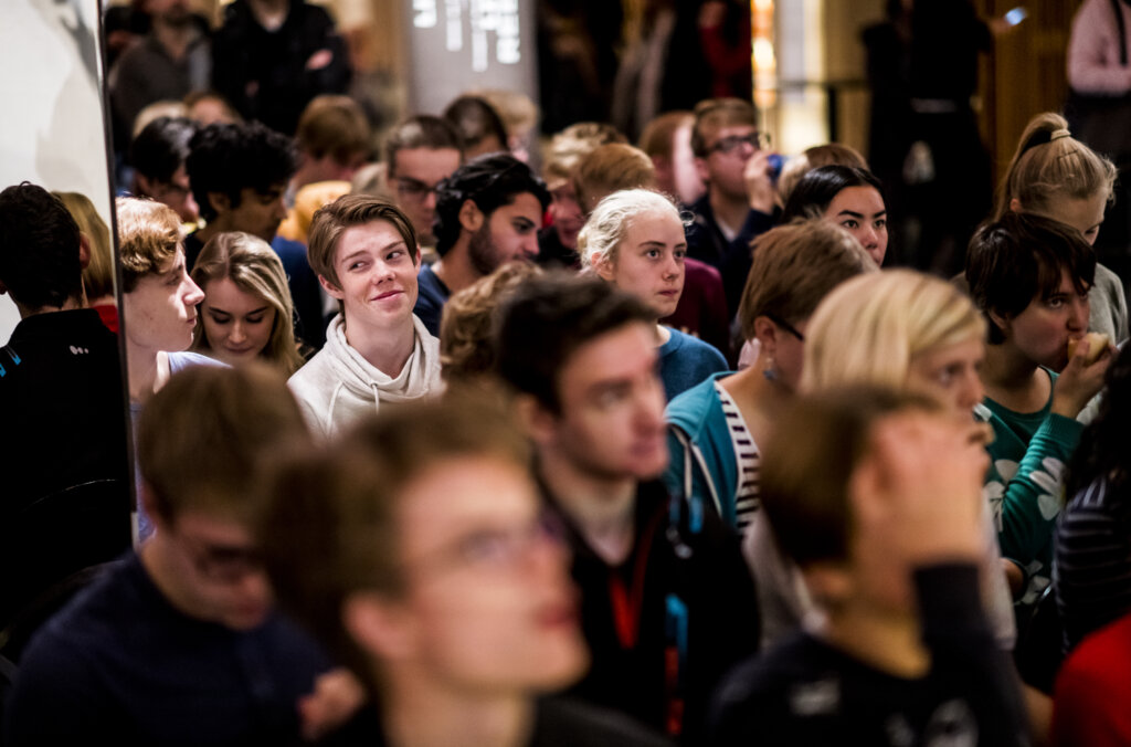 Ungdomar på skolprogram på Nobelprismuseet