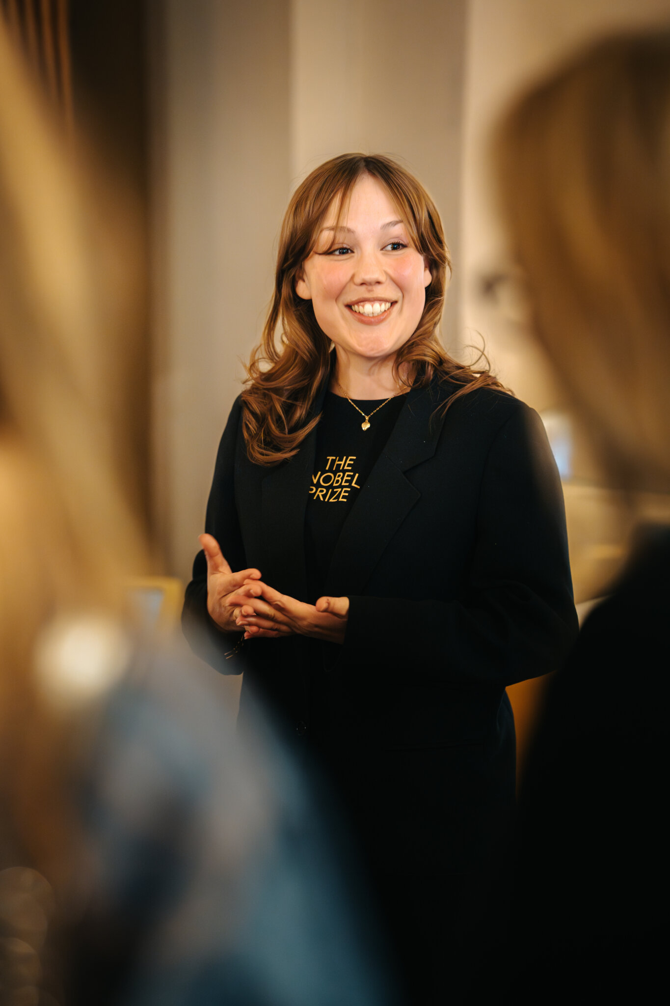 En av Nobelprismuseets guider håller en guidad visning